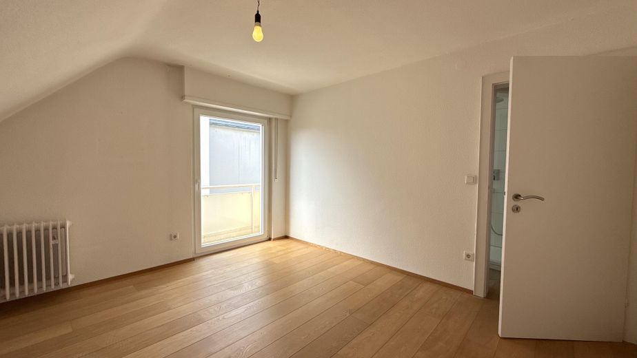 Przestronne 4-pokojowe mieszkanie na poddaszu z balkonem i nową łazienką – Zimmer 3/1