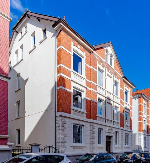 Rarität im Altbau mit Balkon – Hausansicht