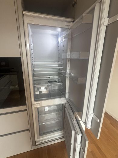 Exklusive neuwertige 3-Zimmer-Wohnung mit schönem Balkon von PRIVAT! – Kühl-/Gefrierkombination