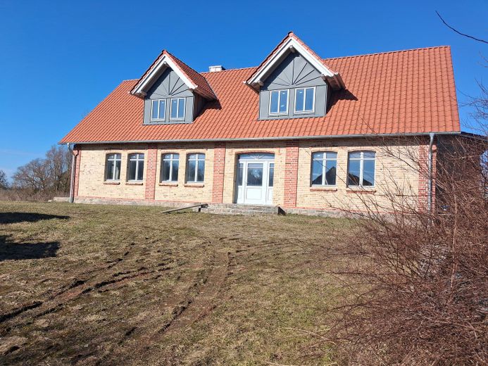 Außergewöhnliches Wohnhaus in freier Natur – Südansicht-Hofeinfahrt