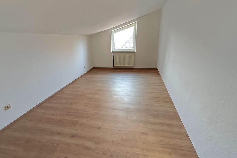 Renovated 2-room attic apartment with high-quality fitted kitchen in a central location in Iserlohn – Schlafzimmer
