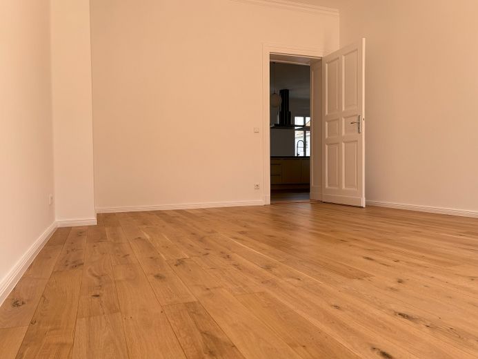 Helle modernisierte 3-Zimmer-Altbauwohnung im Weitlingkiez - Provisionsfrei - – Schlafzimmer vom Fenster aus