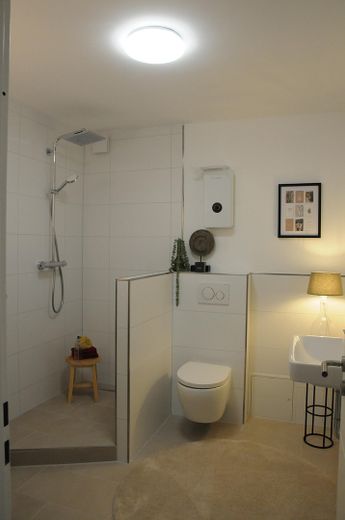 Zentral wohnen mit Wellness-Komfort – Duschbad
