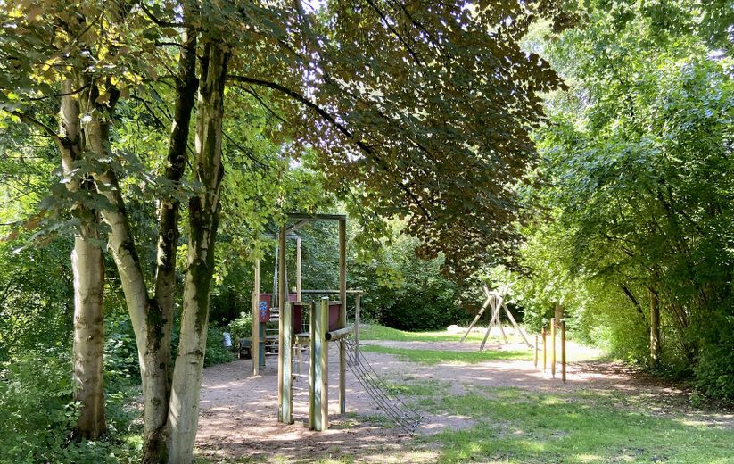 إطلالة على المساحات الخضراء عند غابة المدينة – Spielplatz am Grundstück