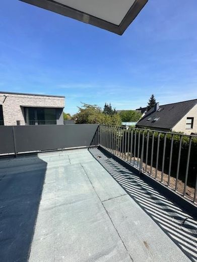 Großzügige helle Neubauwohnung im 1.OG eines Zweiparteienhaus in Verl – Dachterrasse 
