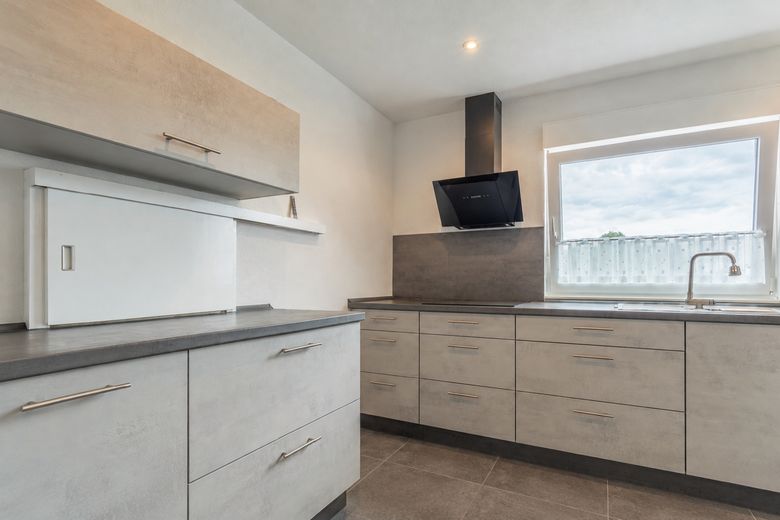 Provisionsfrei: 125 m² Wohnen + ca. 130 m² Gewerbe | Energieklasse A | 1.085 m² Grundstück – Küche 8/2023