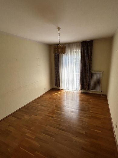Charming end-terrace house in a quiet residential area close to the center of Burghausen – Zimmer OG