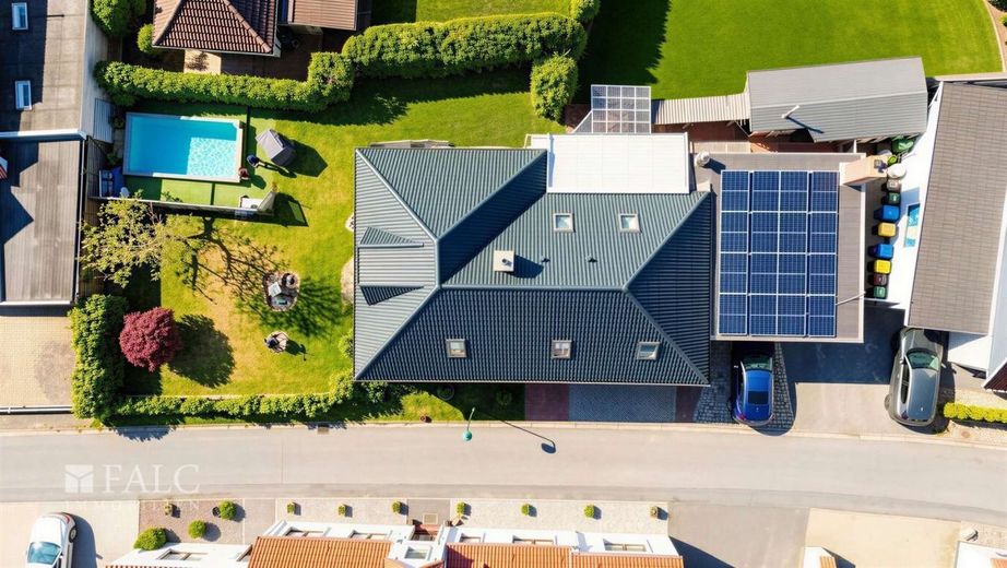 Provisionsfrei: modernisiertes Einfamilienhaus mit Pool und Sauna – Vogelperspektive