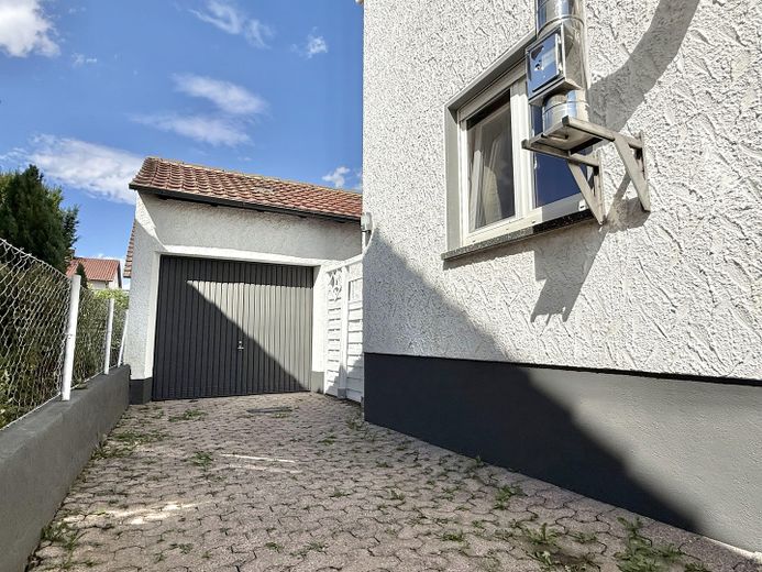 Wärmepumpe 2026! Mehrgenerationentraum oder Kapitalanlage: Freies ZFH in Bondorf mit Wohnraum im DG – Zufahrt & Garage