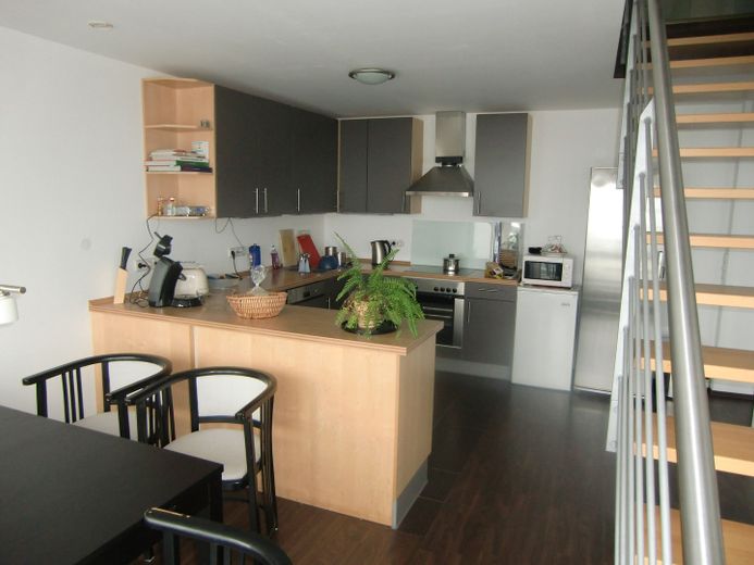 Erwachsenen-Wohngemeinschaft in Penthouse mit  Dachterrasse – Thekenküche