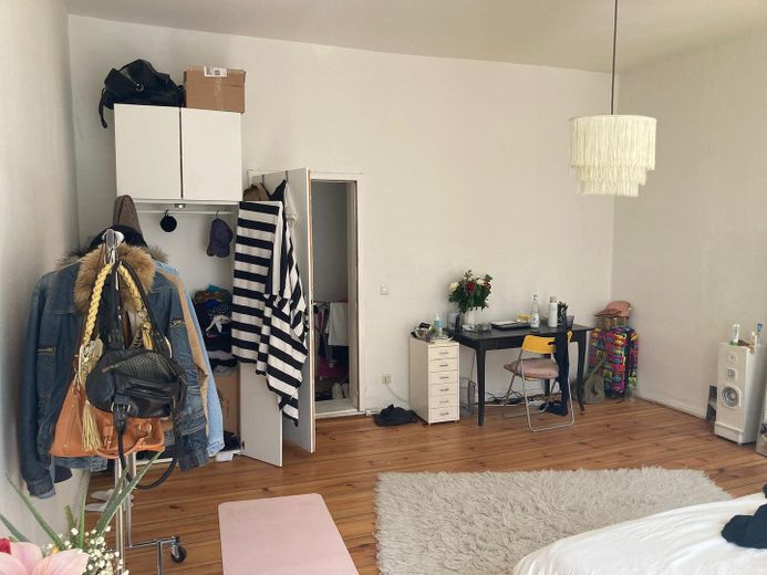 Provisionsfrei. Großzügige Altbauwohnung im Herzen Neuköllns. Bezugsfrei ab dem 1.8.26 – Zimmer 1