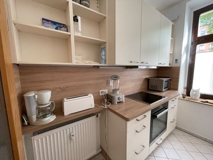 Ihr Zuhause auf Zeit: Helle 2-Zi.-Wohnung mit hochwertiger Ausstattung & Balkon – Küchenzeile links