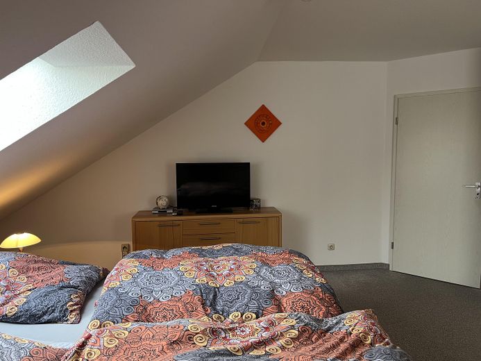 Helle 2-Zimmer Dachgeschosswohnung in Großenseebach mit großem Balkon - BITTE KEINE MAKLERANFRAGEN – Schlafzimmer