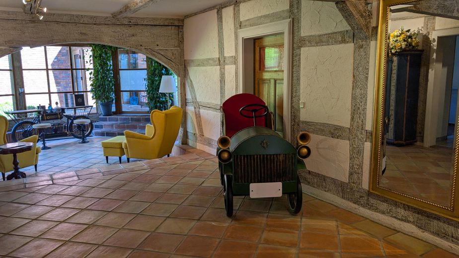Jeden Tag wie im Urlaub: Wundervolles Landhaus mit Hallenbad, Naturbadeteich und Mieteinnahmen – Flur mit Blick Wintergarten 2