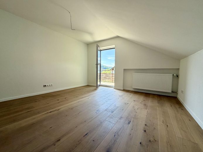 Appartamento di 3 locali completamente ristrutturato con balcone, parquet in legno massello e posto auto duplex – Zimmer 2