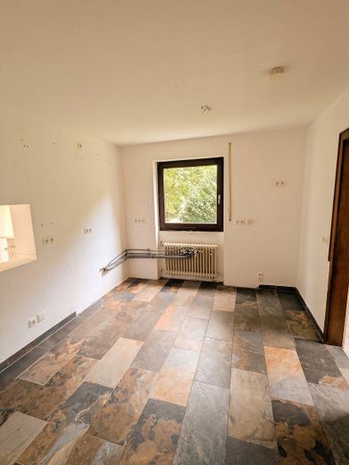 Rosenheim’de merkeze yakın bahçeli ve garajlı ikiz ev, komisyonsuz – Küche mit Speisekammer