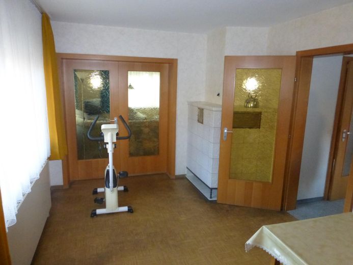 Esszimmer mit Kachelofen