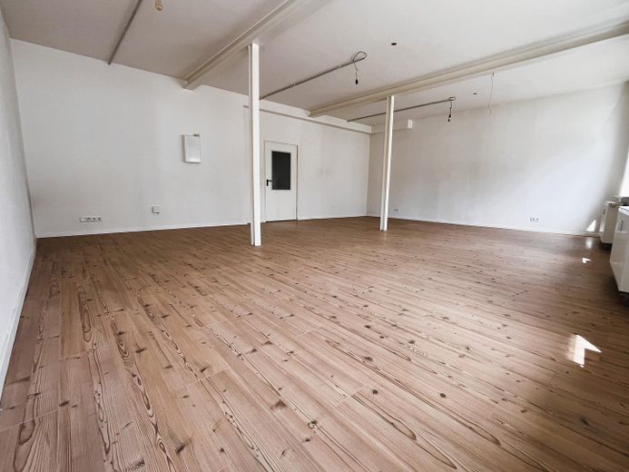 Modernes, frisch saniertes Loft in Elze mit hohen Decken und großzügigem Wohnraum – Großer Wohnrau im Loft-Stil