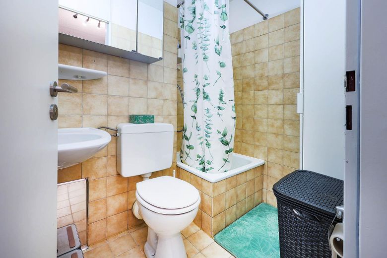 Commission-free 2-room apartment with balcony & garage in Konstanz – Bad