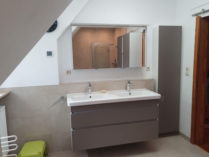 Per famiglie, casa unifamiliare indipendente a Eckental Brand da privato – Badezimmer Doppelwaschbecken