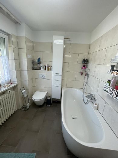 Gepflegtes und umfassend saniertes Reihenmittelhaus in Kirchseeon – sofort bezugsfrei – Badezimmer 1 OG