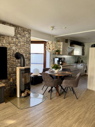 Kaminofen mit Essbereich