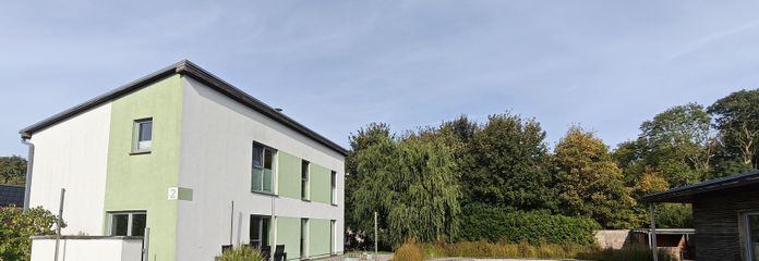 Architektenhaus mit Naturteich, Sauna, Solar + vielseitigem Nebengebäude
