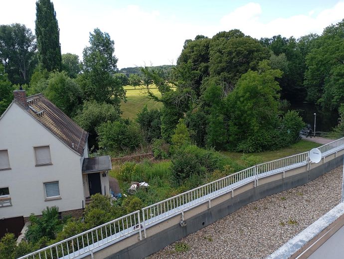 Komplett neu renovierte 2-Zimmer Wohnung im 1.OG mit Balkon – Blick vom Balkon