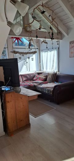 Exklusive, sonnige, aussergewöhnliche 5 Zimmer Dachgeschosswohnung am Waldrand – Wohnbereich