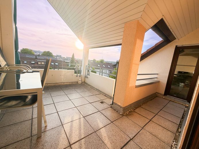 *Provisionsfreie* Helle 3,5-Zimmer-Dachgeschosswohnung in Holzgerlingen – Tolle Loggia