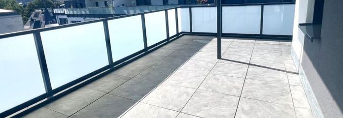 Über den Dächern der Stadt - Moderne 2 Zimmer NB Wohnung mit EBK, Dachterrasse und TG