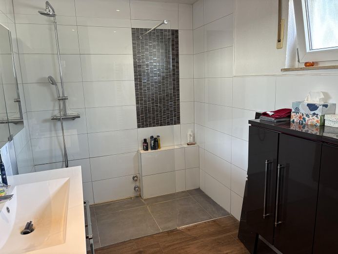 Bad mit bodengleicher Dusche