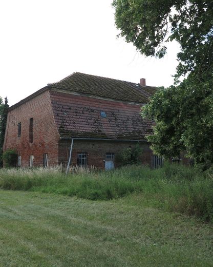 eines der letzten, erhaltenen SCHEUNENGUTSHÄUSER (mit 4-6 ha. Naturgrundstück) – Giebelseite Ri. 2. Dorfteich
