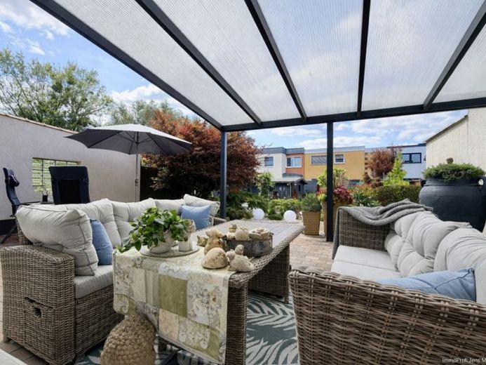 Modernisiertes Einfamilienhaus mit Smart-Home, 3-Garagen, PV-Anlage & außergewöhnlichem Garten – Foto 1