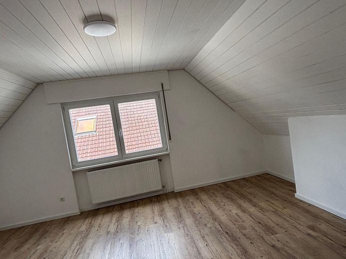Frisch saniertes Haus mit hervorragender Verkehrsanbindung – Schlafzimmer VI im 2.OG
