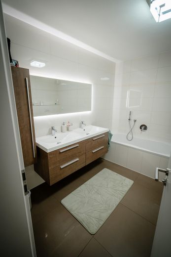 Appartement de 5 pièces de 172 m² sur un seul niveau – spacieux et adapté aux personnes âgées – Bad