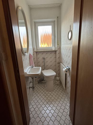 Großzügiges 2-/3- Familienhaus in ruhiger Lage mit flexiblen Nutzungsmöglichkeiten – Gästetoilette EG