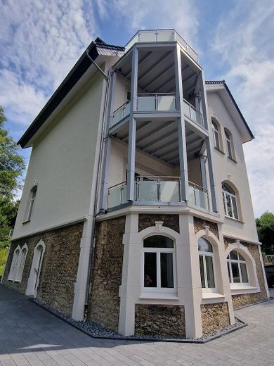 Mehrfamilienhaus mit 4 Eigentumswohnungen und separatem Bauplatz – Balkone