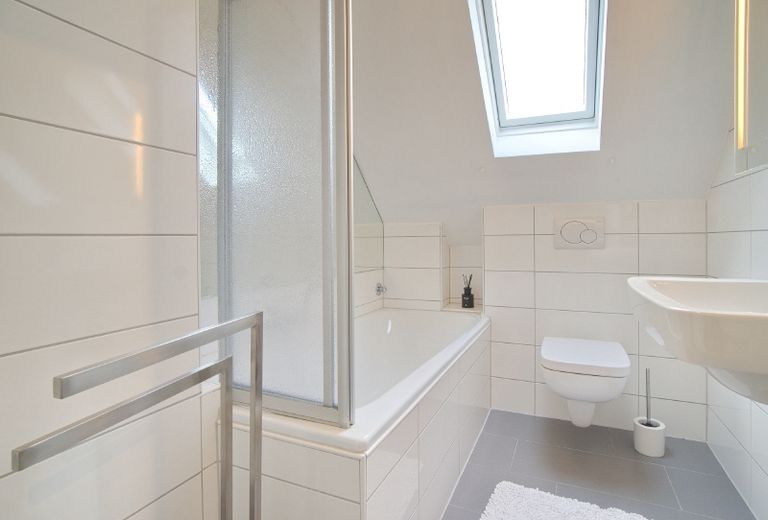 Sehr schöne Maisonettewohnung mit Traum-Ausblick und guter Ausstattung, PKW-Stellplatz direkt am Haus – 32745dfbd6fb29e4fbead0779e2587bd40605737.jpg