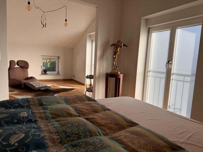 Modernes Einfamilienhaus mit freiem See- und Bergblick Nähe  Prien – Schlafraum