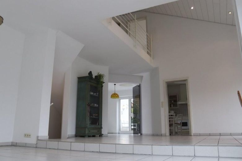 Großzügiges Einfamilienhaus auf 1000 qm in Paderborn Kernstadt – Blick vom WZ auf Empore