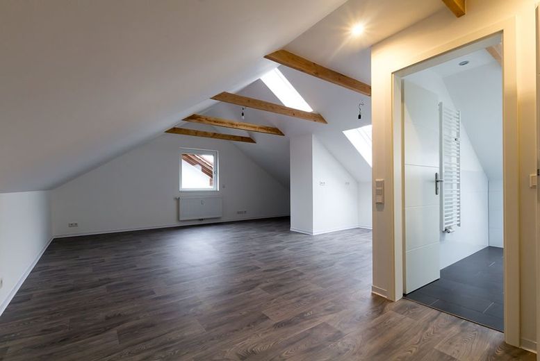 Gebotsverfahren: Modernisierungsbed., teilvermietetes
3-Familienhaus in ruhiger Lage von Höchst – V739-2414-2