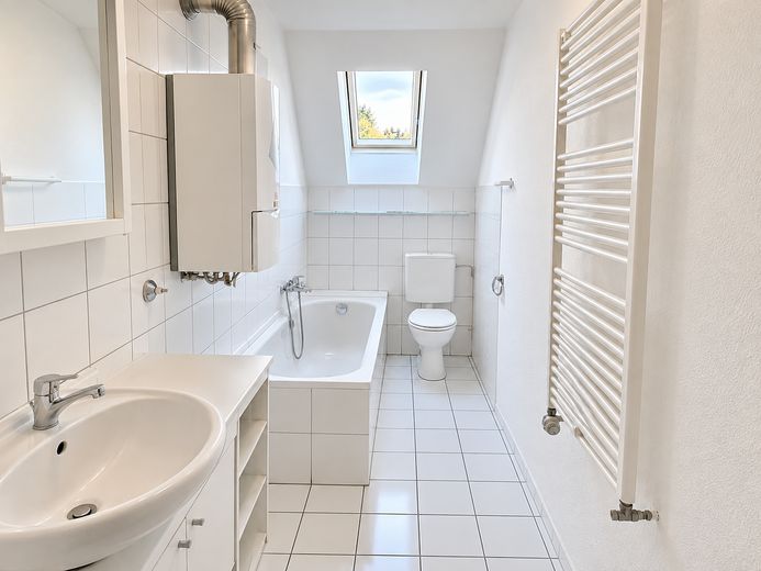 Hello 3-Zi-Wohnung im DG mit Einbauküche (EBK) – Bad