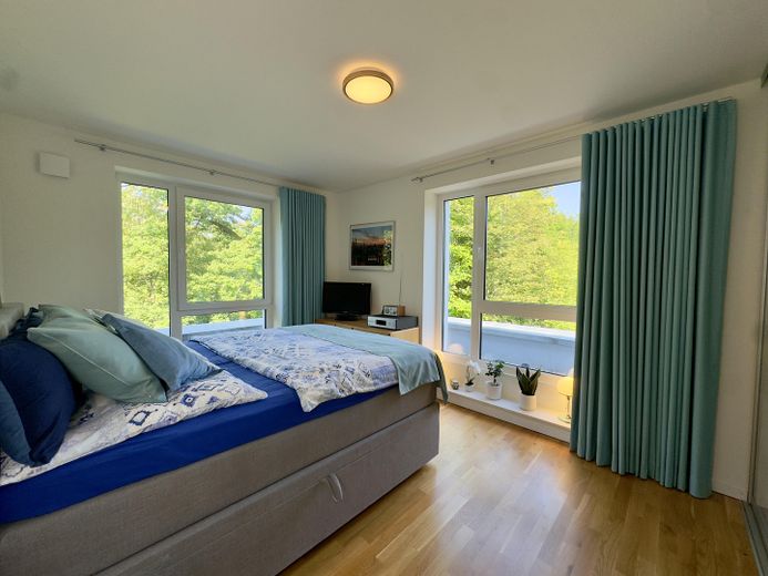 Penthouse im Staffelgeschoss mit großzügigem Wohnbereich, Balkon und hochwertiger Ausstattung – Schlafzimmer