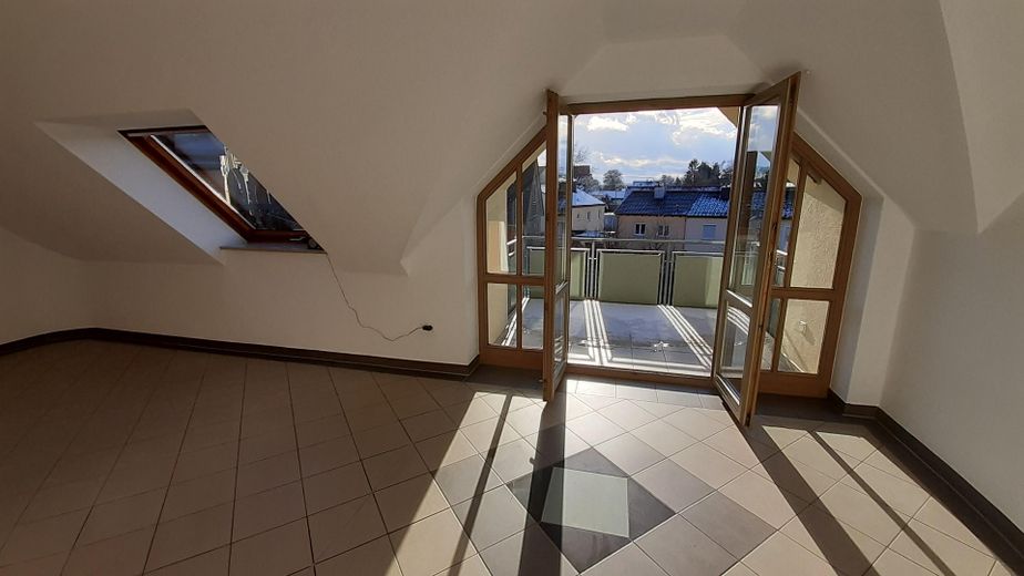 Balkonlu ve genişletme potansiyeline sahip bakımlı 3 odalı çatı katı dairesi – Aichach’ta 67 m² – Esszimmer/ Wohnzimmer