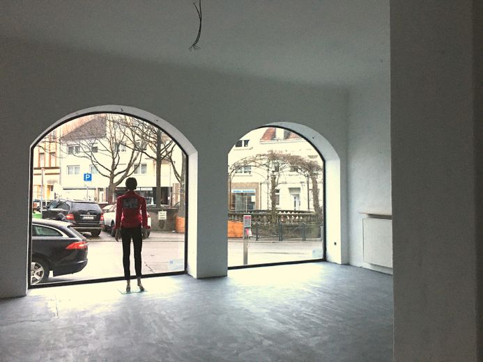 🚀 Ihr neues Gewerbe mit Charakter: Hohe Decken, riesige Schaufenster & maximale Flexibilität! – Innenraum 3