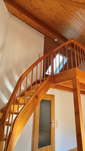 Nähe Basel | 2 Stellplätze inklusive | DG-Wohnung mit Empore | provisionsfrei – Treppe zu Empore