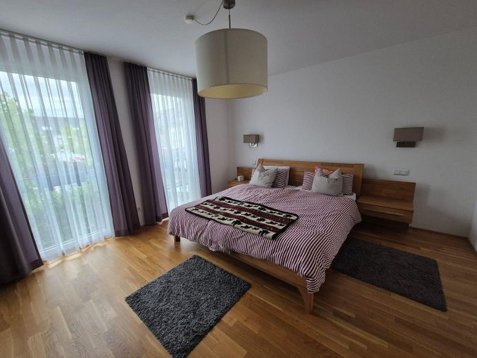 Rijtjeshuis op een toplocatie in Karlsfeld, gezinsvriendelijk, zonder makelaarscourtage – Helles geräumiges Schlafzimmer