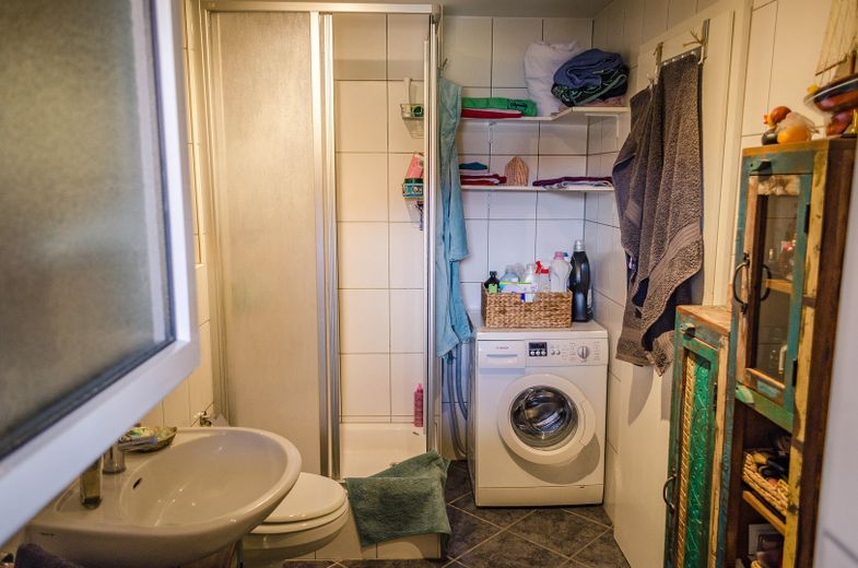 well-located maisonette condominium apartment with underground parking, only 200m to Wiesengrund! – Bad 1