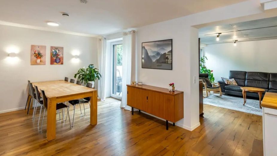 ‘‘Ruhig & grün: Helle 96m² Terrassen-Wohnung mit moderner Ausstattung und guter Anbindung‘‘ – Wohn-/Essbereich